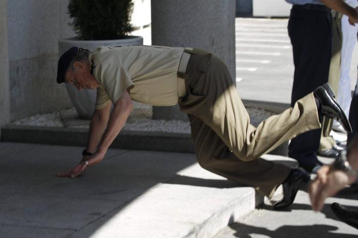 El rey sufrió un traspié en un acto con el Ejército