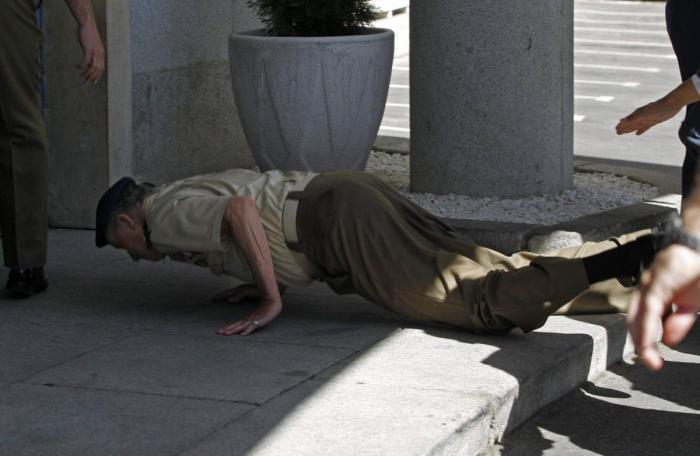 El rey sufrió un traspié en un acto con el Ejército