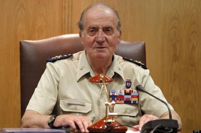 El rey sufrió un traspié en un acto con el Ejército