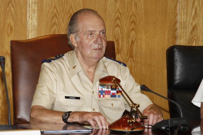 El rey sufrió un traspié en un acto con el Ejército