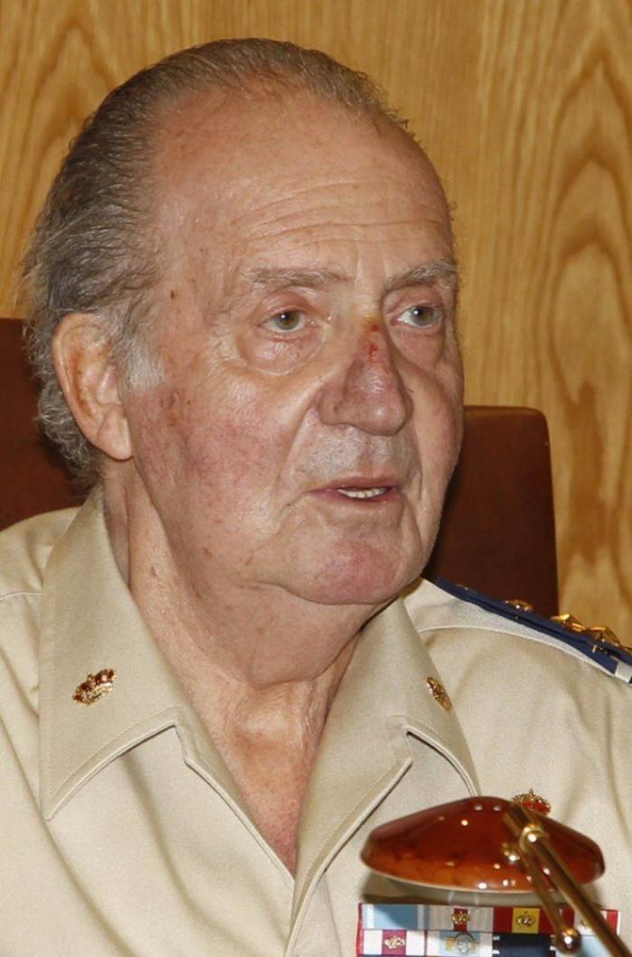 El rey sufrió un traspié en un acto con el Ejército