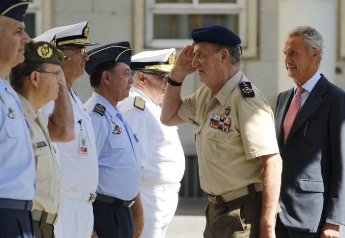 El rey sufrió un traspié en un acto con el Ejército