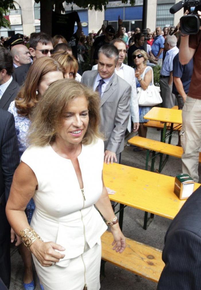 Ana Botella, abucheada en Madrid durante la celebración de las fiestas de La Paloma (FOTOS)