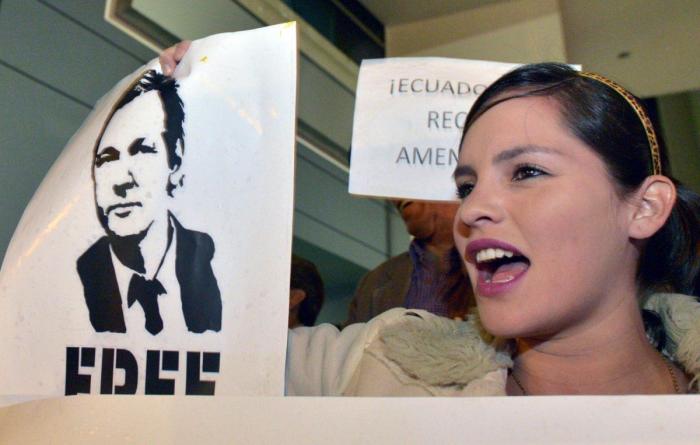Reino Unido amenaza con asaltar la embajada de Ecuador en Londres para arrestar a Assange