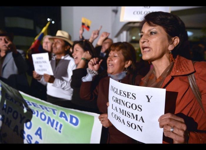 Reino Unido amenaza con asaltar la embajada de Ecuador en Londres para arrestar a Assange