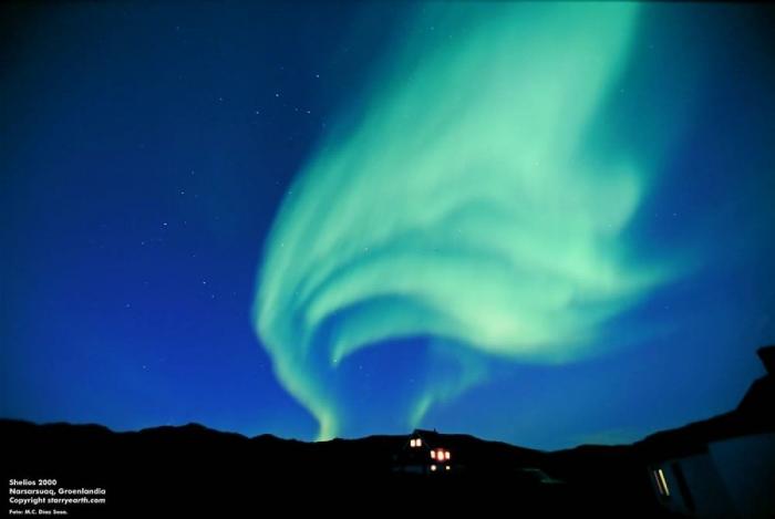 Una aurora boreal poco común ilumina de rosa el cielo de Noruega