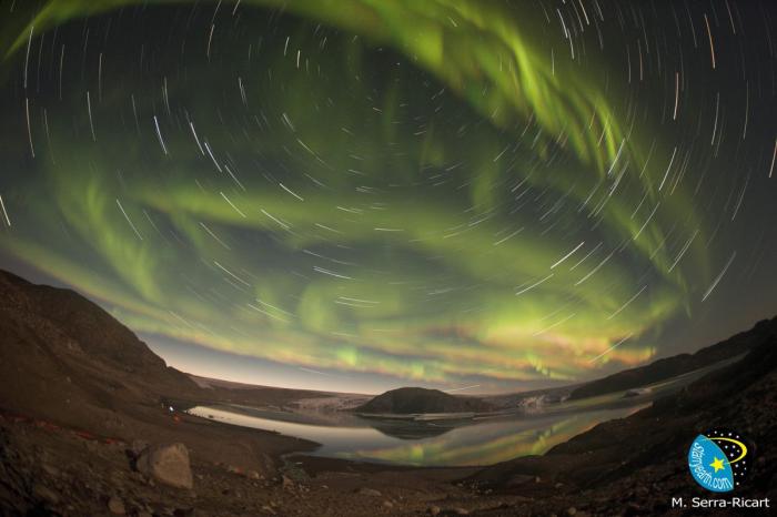 Una aurora boreal poco común ilumina de rosa el cielo de Noruega