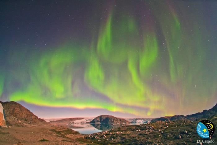 Una aurora boreal poco común ilumina de rosa el cielo de Noruega