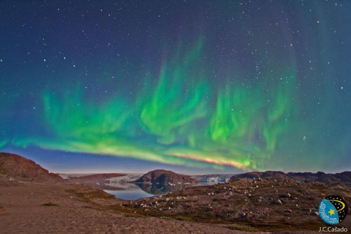 Una aurora boreal poco común ilumina de rosa el cielo de Noruega
