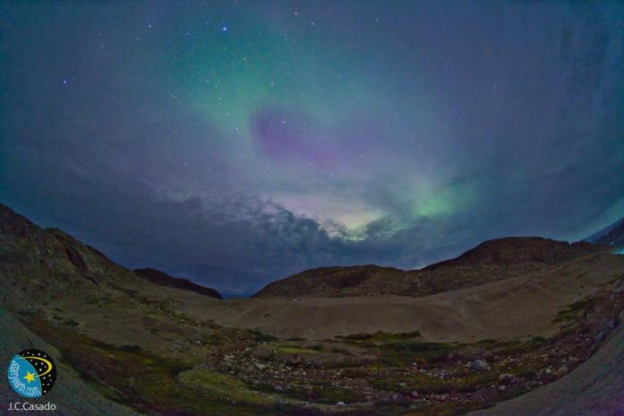 Una aurora boreal poco común ilumina de rosa el cielo de Noruega