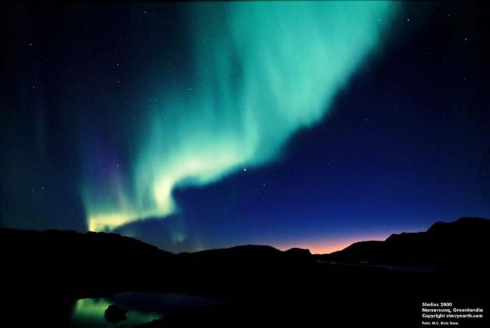 Una aurora boreal poco común ilumina de rosa el cielo de Noruega