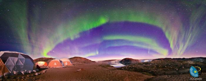 Una aurora boreal poco común ilumina de rosa el cielo de Noruega
