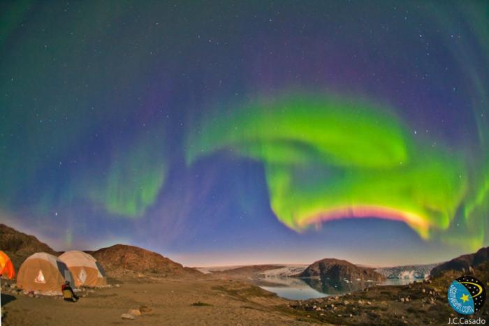 Una aurora boreal poco común ilumina de rosa el cielo de Noruega