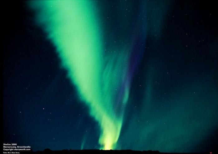 Una aurora boreal poco común ilumina de rosa el cielo de Noruega