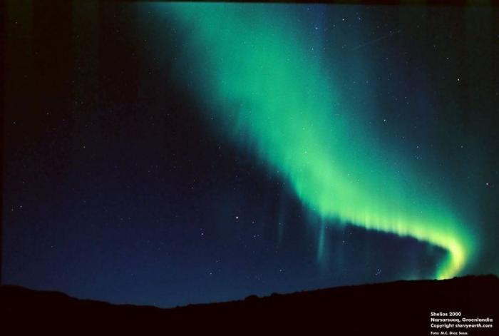 Una aurora boreal poco común ilumina de rosa el cielo de Noruega