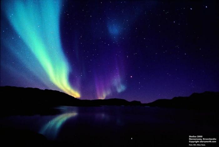 Una aurora boreal poco común ilumina de rosa el cielo de Noruega