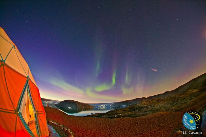Una aurora boreal poco común ilumina de rosa el cielo de Noruega