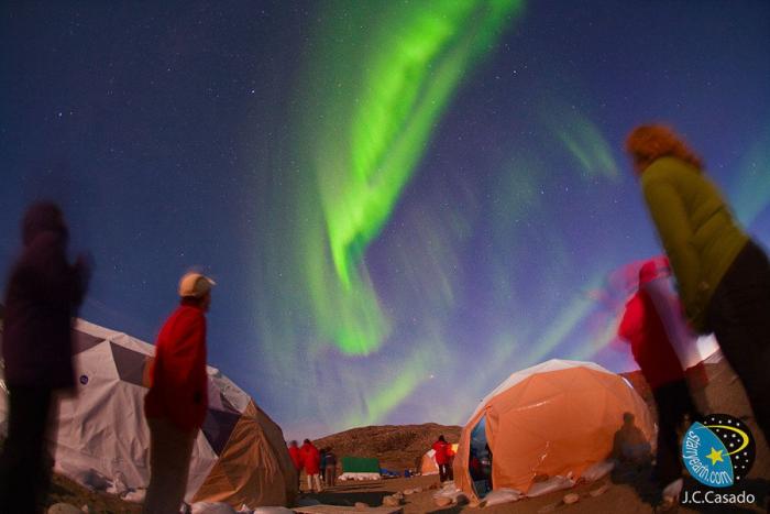Una aurora boreal poco común ilumina de rosa el cielo de Noruega
