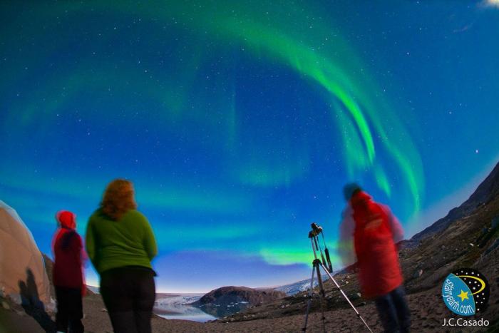Una aurora boreal poco común ilumina de rosa el cielo de Noruega