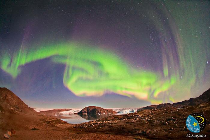 Una aurora boreal poco común ilumina de rosa el cielo de Noruega