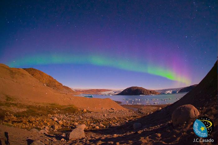 Una aurora boreal poco común ilumina de rosa el cielo de Noruega