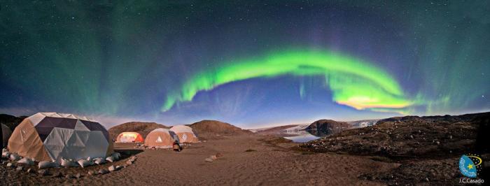 Una aurora boreal poco común ilumina de rosa el cielo de Noruega