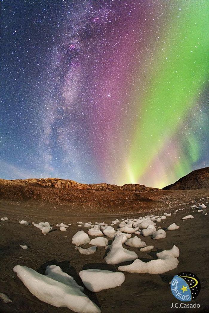 Una aurora boreal poco común ilumina de rosa el cielo de Noruega