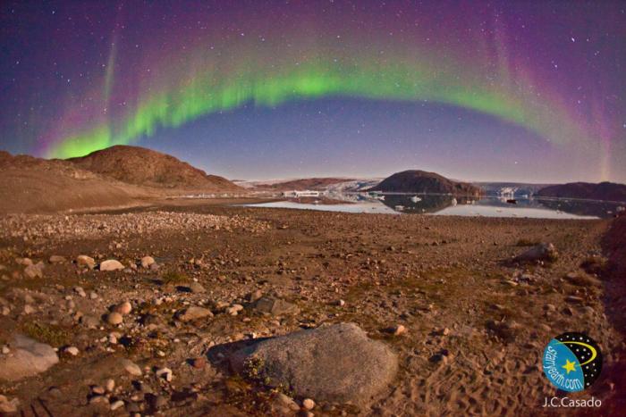 Una aurora boreal poco común ilumina de rosa el cielo de Noruega