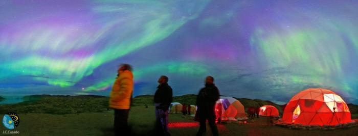 Una aurora boreal poco común ilumina de rosa el cielo de Noruega