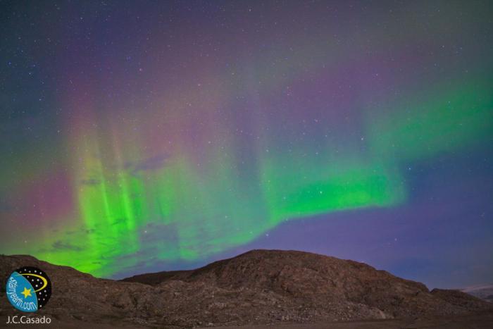 Una aurora boreal poco común ilumina de rosa el cielo de Noruega