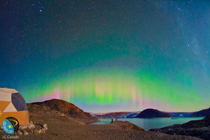 Una aurora boreal poco común ilumina de rosa el cielo de Noruega