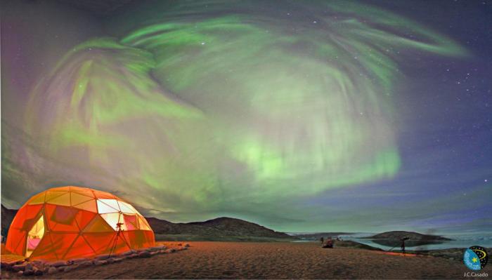 Una aurora boreal poco común ilumina de rosa el cielo de Noruega