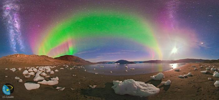 Una aurora boreal poco común ilumina de rosa el cielo de Noruega