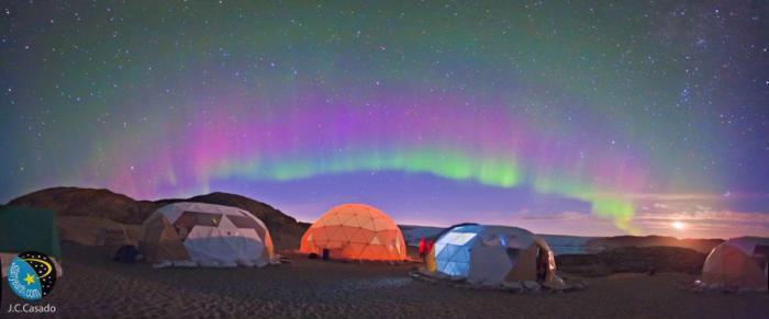 Una aurora boreal poco común ilumina de rosa el cielo de Noruega