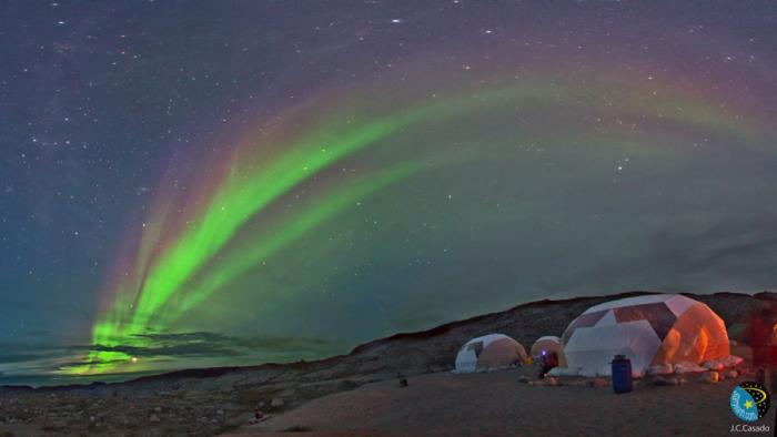 Una aurora boreal poco común ilumina de rosa el cielo de Noruega