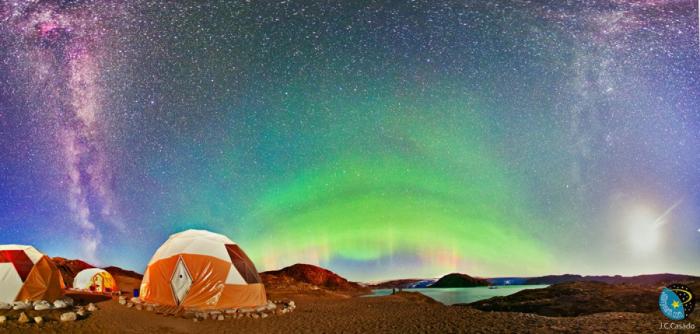 Una aurora boreal poco común ilumina de rosa el cielo de Noruega