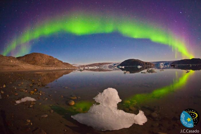 Una aurora boreal poco común ilumina de rosa el cielo de Noruega