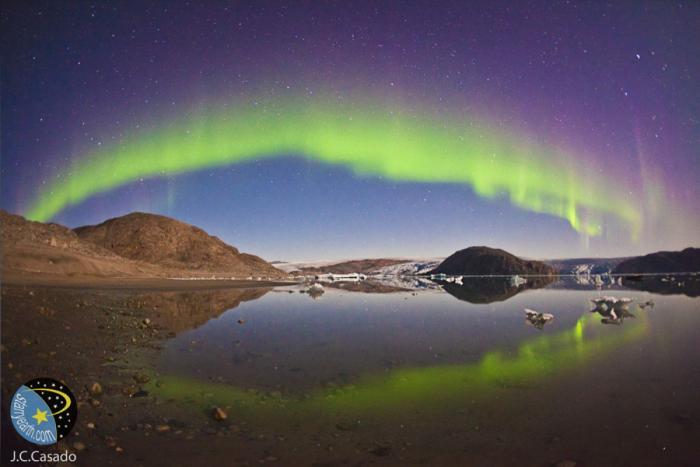 Una aurora boreal poco común ilumina de rosa el cielo de Noruega