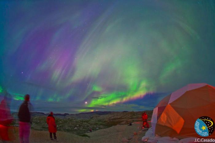 Una aurora boreal poco común ilumina de rosa el cielo de Noruega