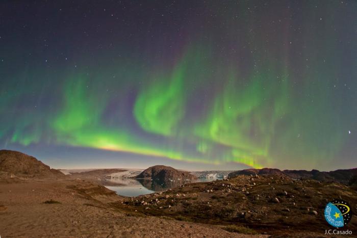 Una aurora boreal poco común ilumina de rosa el cielo de Noruega