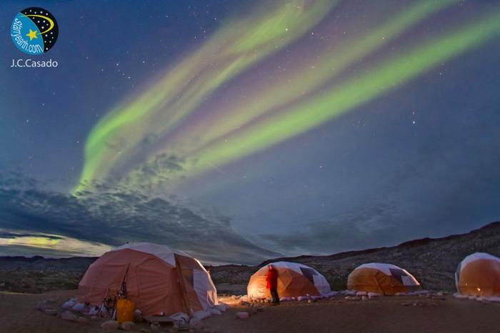 Una aurora boreal poco común ilumina de rosa el cielo de Noruega