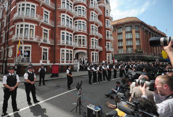 Assange se abraza a Garzón: Se emiten las primeras imágenes del fundador de Wikileaks en la embajada (VÍDEO)