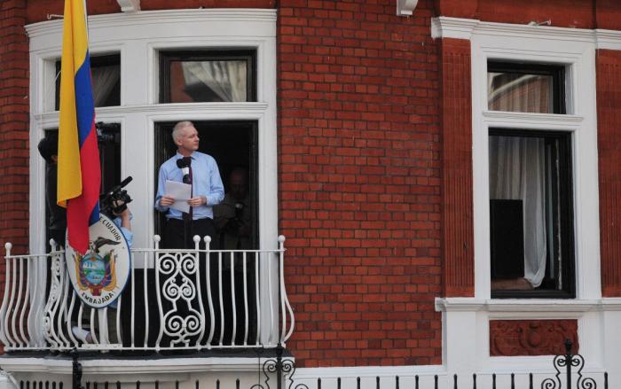 Assange se abraza a Garzón: Se emiten las primeras imágenes del fundador de Wikileaks en la embajada (VÍDEO)