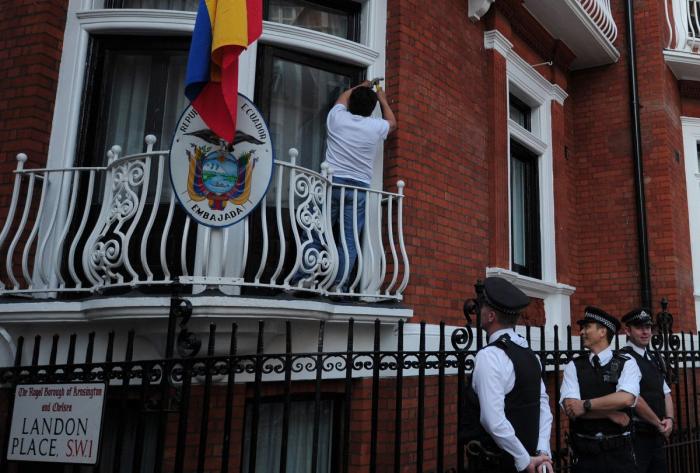 Assange se abraza a Garzón: Se emiten las primeras imágenes del fundador de Wikileaks en la embajada (VÍDEO)