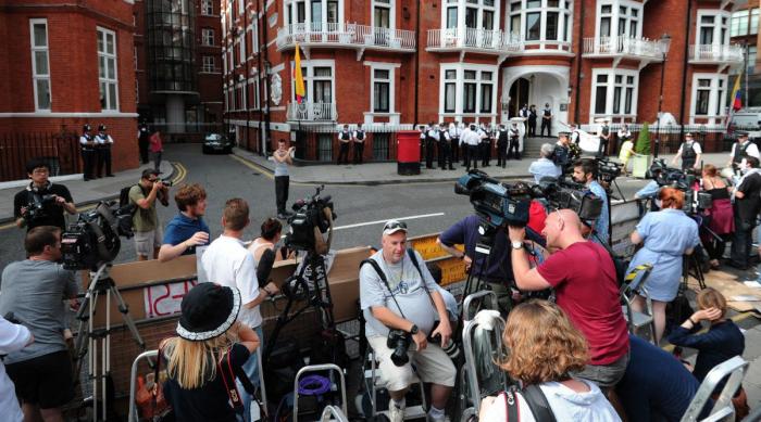 Assange se abraza a Garzón: Se emiten las primeras imágenes del fundador de Wikileaks en la embajada (VÍDEO)