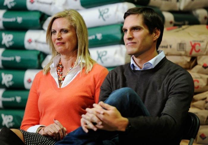 Ann Romney de rojo: la esposa de Mitt Romney también se viste con el color del poder (FOTOS)