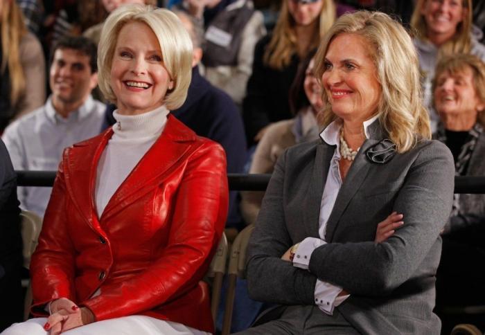 Ann Romney de rojo: la esposa de Mitt Romney también se viste con el color del poder (FOTOS)