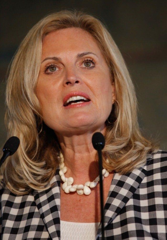 Ann Romney de rojo: la esposa de Mitt Romney también se viste con el color del poder (FOTOS)