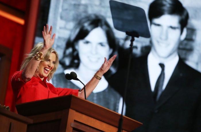 Ann Romney de rojo: la esposa de Mitt Romney también se viste con el color del poder (FOTOS)