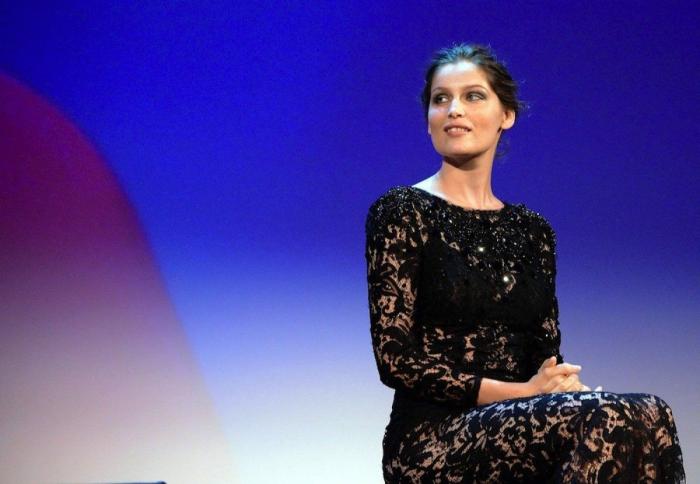 Vestidos de la alfombra roja del festival de Venecia 2012: Laetitia Casta con transparencias (FOTOS)